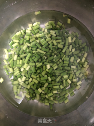蒜薹炒肉的做法步骤：1