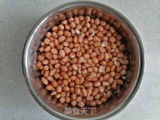 油炸花生的做法步骤：2