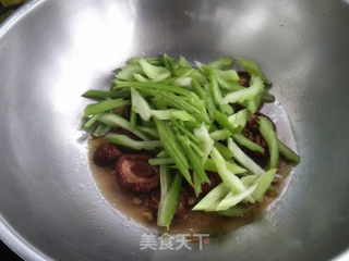 香菇炒芹菜的做法步骤：6