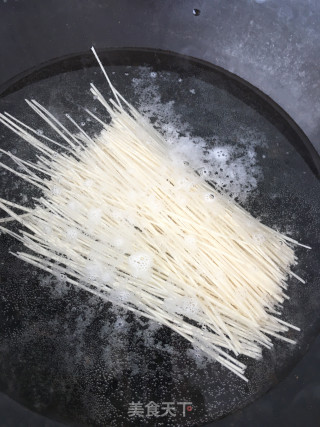 “面食”南瓜花肉汤过水面的做法步骤：2