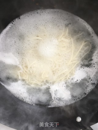 “面食”南瓜花肉汤过水面的做法步骤：4