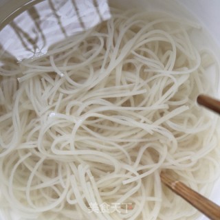 “面食”南瓜花肉汤过水面的做法步骤：6
