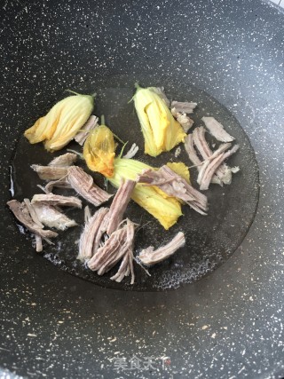 “面食”南瓜花肉汤过水面的做法步骤：11