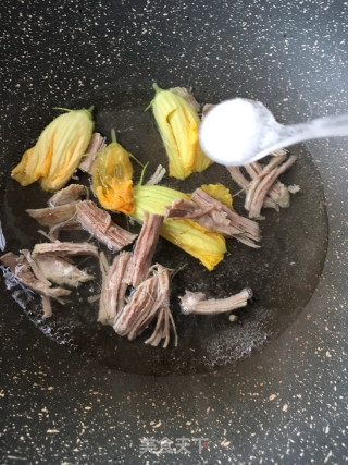 “面食”南瓜花肉汤过水面的做法步骤：12