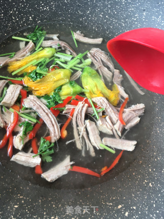 “面食”南瓜花肉汤过水面的做法步骤：14