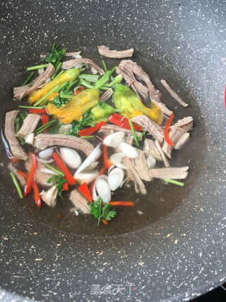 “面食”南瓜花肉汤过水面的做法步骤：15