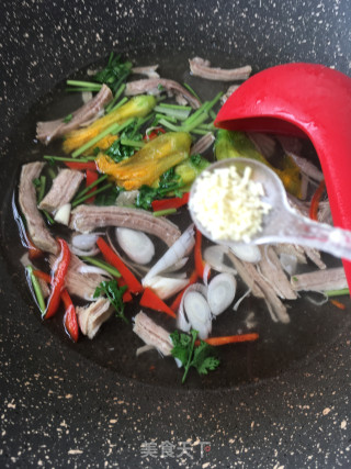 “面食”南瓜花肉汤过水面的做法步骤：16