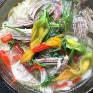“面食”南瓜花肉汤过水面的做法步骤：17