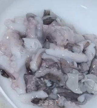 蒜薹炒鱿鱼的做法步骤：1