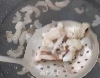蒜薹炒鱿鱼的做法步骤：3