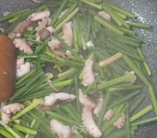 蒜薹炒鱿鱼的做法步骤：5