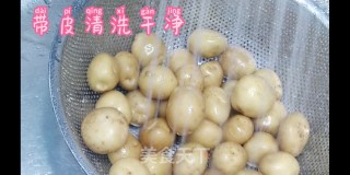 清凉夏日，一盘酱焖小土豆来解忧的做法步骤：1