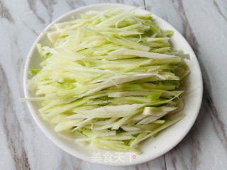 火麻仁榨菜炒西兰花梗的做法步骤：2