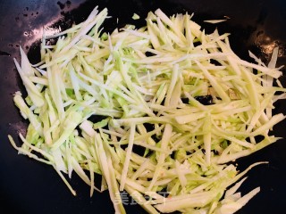 火麻仁榨菜炒西兰花梗的做法步骤：3