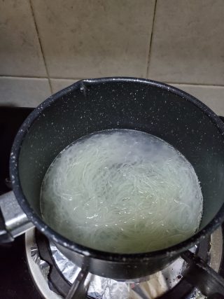 鸡蛋酱拌米粉的做法步骤：2
