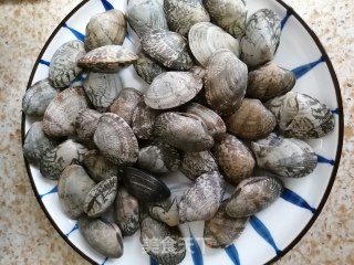 香菜爆炒花蛤的做法步骤：1