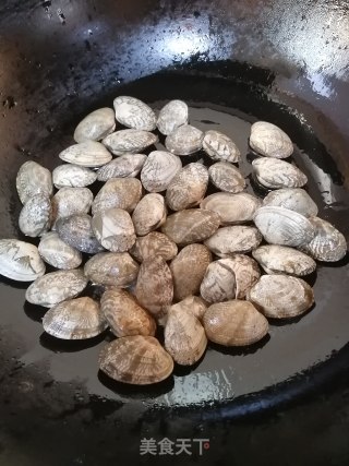 香菜爆炒花蛤的做法步骤：2