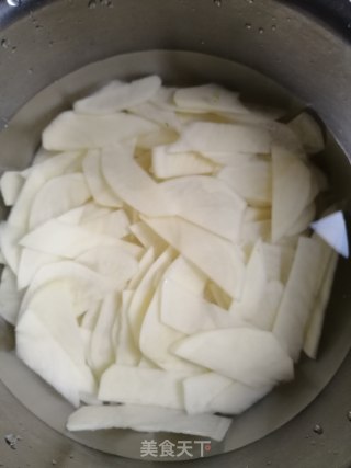五花肉炒青椒土豆片的做法步骤：1