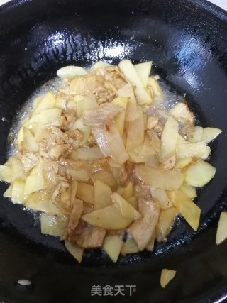 五花肉炒青椒土豆片的做法步骤：5