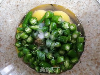 杭椒煎蛋的做法步骤：2