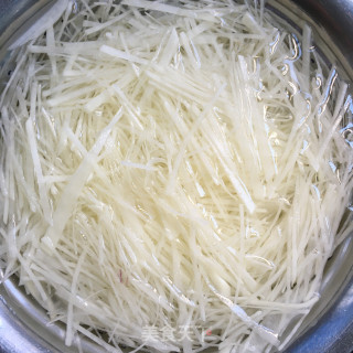 凉抖土豆丝的做法步骤：3