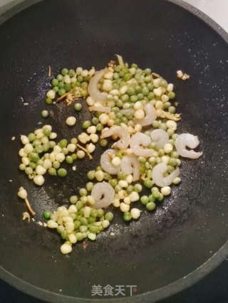玉米青豆炒虾仁的做法步骤：3