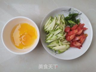 西葫芦番茄炒鸡蛋的做法步骤：1
