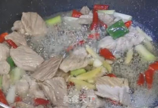 菜花炒肉的做法步骤：2