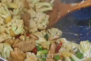 菜花炒肉的做法步骤：4