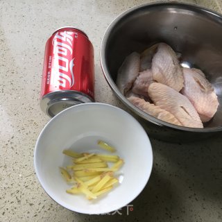 可乐鸡翅的做法步骤：1