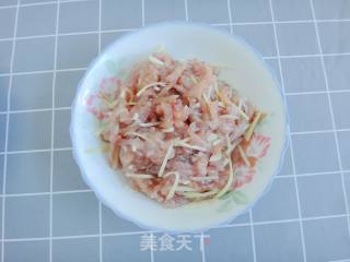 辣椒炒肉丝的做法步骤：1