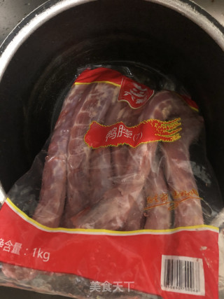 麻辣鸭脖的做法步骤：1
