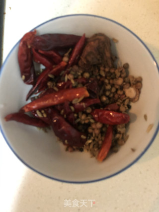 麻辣鸭脖的做法步骤：8