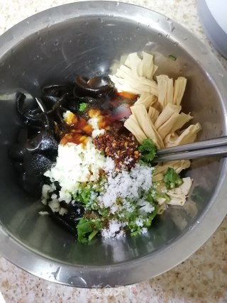 腐竹凉拌木耳的做法步骤：3