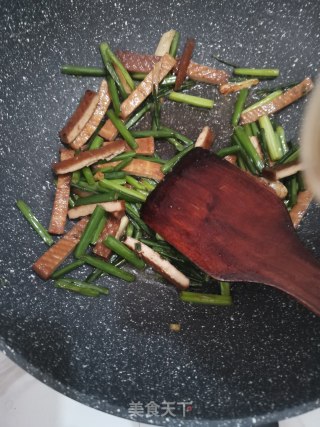 韭菜花炒豆干的做法步骤：4