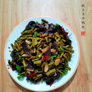 酸豆角炒鸭肫的做法步骤：7