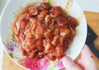 正宗小炒肉的做法步骤：1