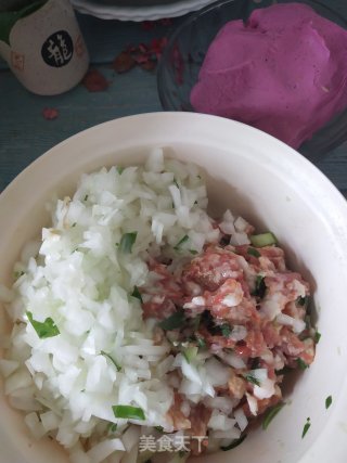 猪肉圆葱馅饺子的做法步骤：2