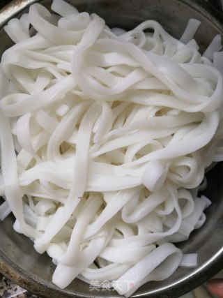 番茄炒粉条的做法步骤：1