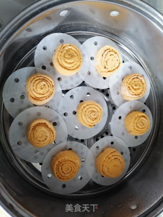 南瓜花卷的做法步骤：7