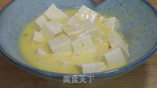 蛋香韭菜炒豆腐的做法步骤：1