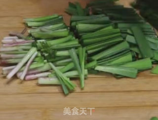 蛋香韭菜炒豆腐的做法步骤：2