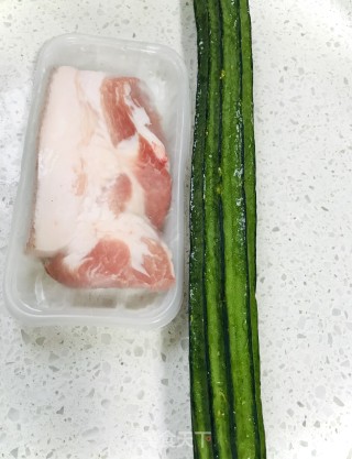 酿丝瓜的做法步骤：1