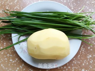 韭菜炒土豆的做法步骤：1