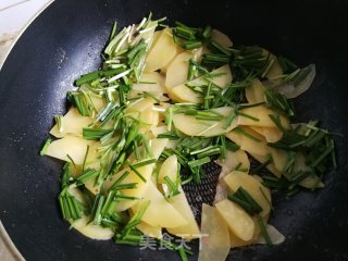 韭菜炒土豆的做法步骤：4