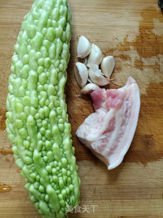 五花肉炒珍珠苦瓜的做法步骤：1