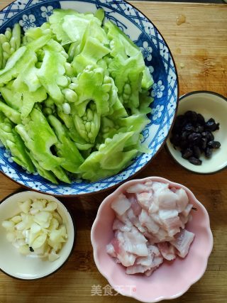 五花肉炒珍珠苦瓜的做法步骤：2