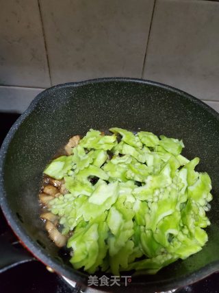 五花肉炒珍珠苦瓜的做法步骤：6