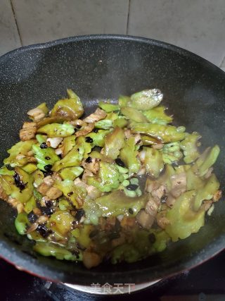 五花肉炒珍珠苦瓜的做法步骤：7
