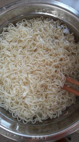 虾仁蛋炒面的做法步骤：3